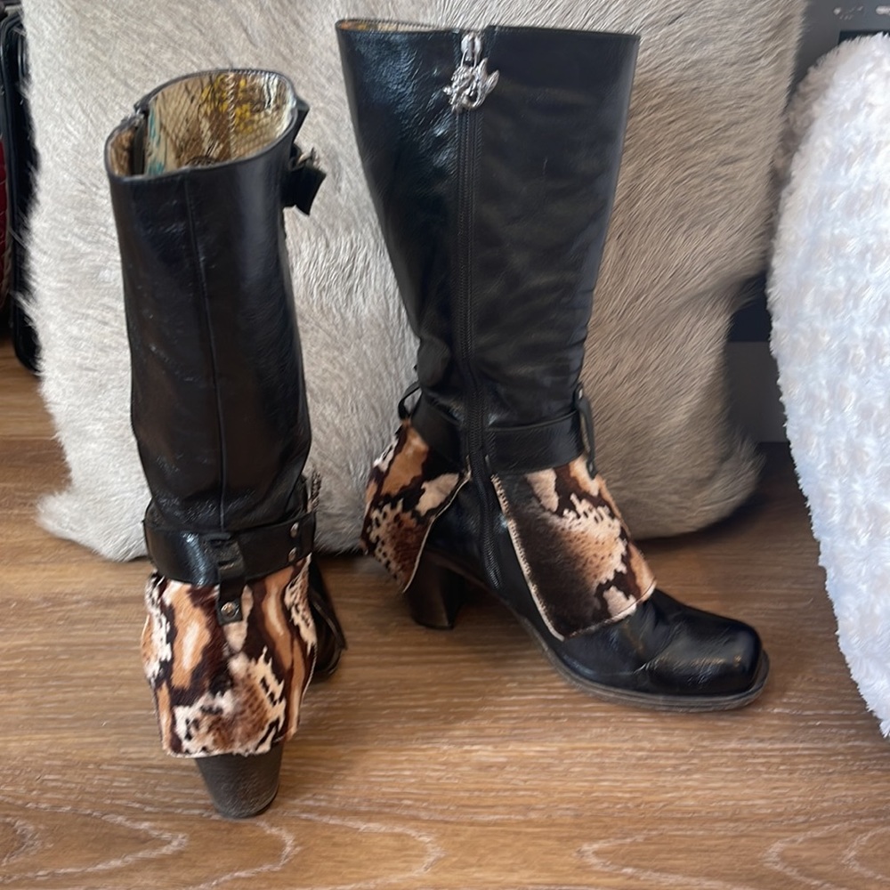 **RARE FIND** Women’s Mark Nason Siren Boots. Snake print hide, side zipper - Picture 2 of 7